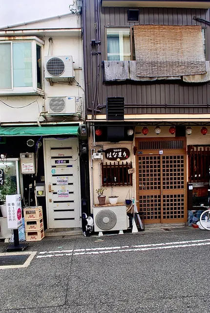 赤い提灯と木の看板、格子戸の小料理屋