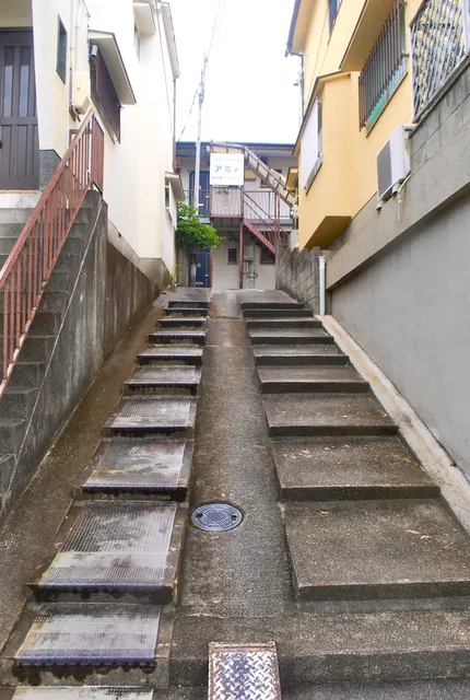 家々のあいだを、上へ石段が続く細い路地