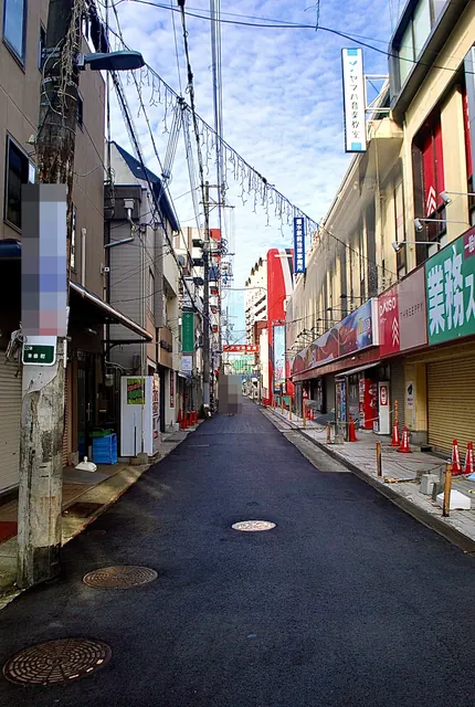 大きな看板と飾りの並ぶ店が両側に続く、駅前のにぎやかな通り
