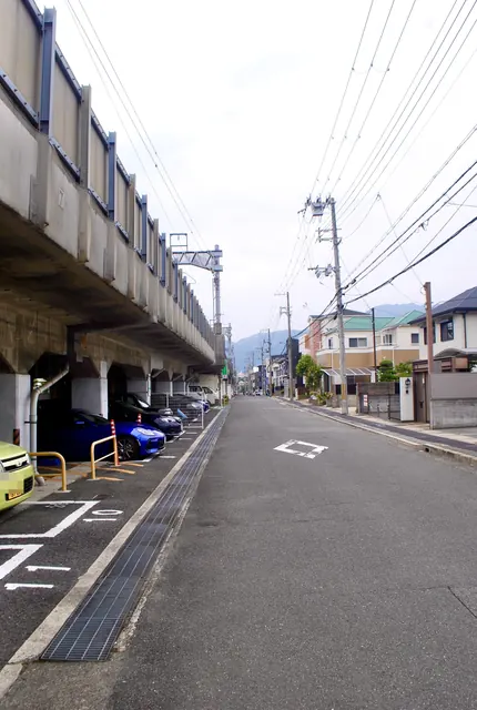 線路の高架に沿って、山並みの見える方へまっすぐ続く道