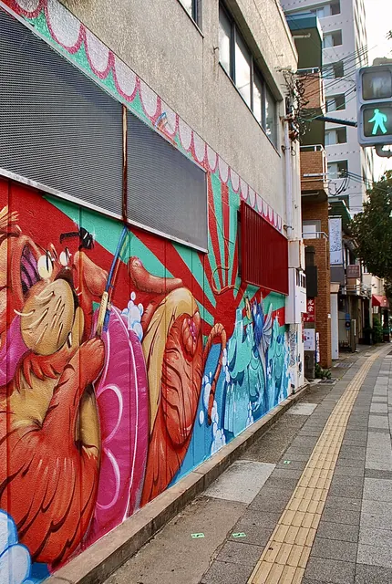 建物の壁いっぱいに鮮やかな絵が描かれた、駅前の通り