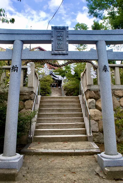 石の鳥居の奥に、社へ上っていく石段が続く風景