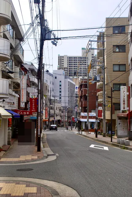 「ありまみち」の旗が並び、店の看板が続く駅前の商店街の通り