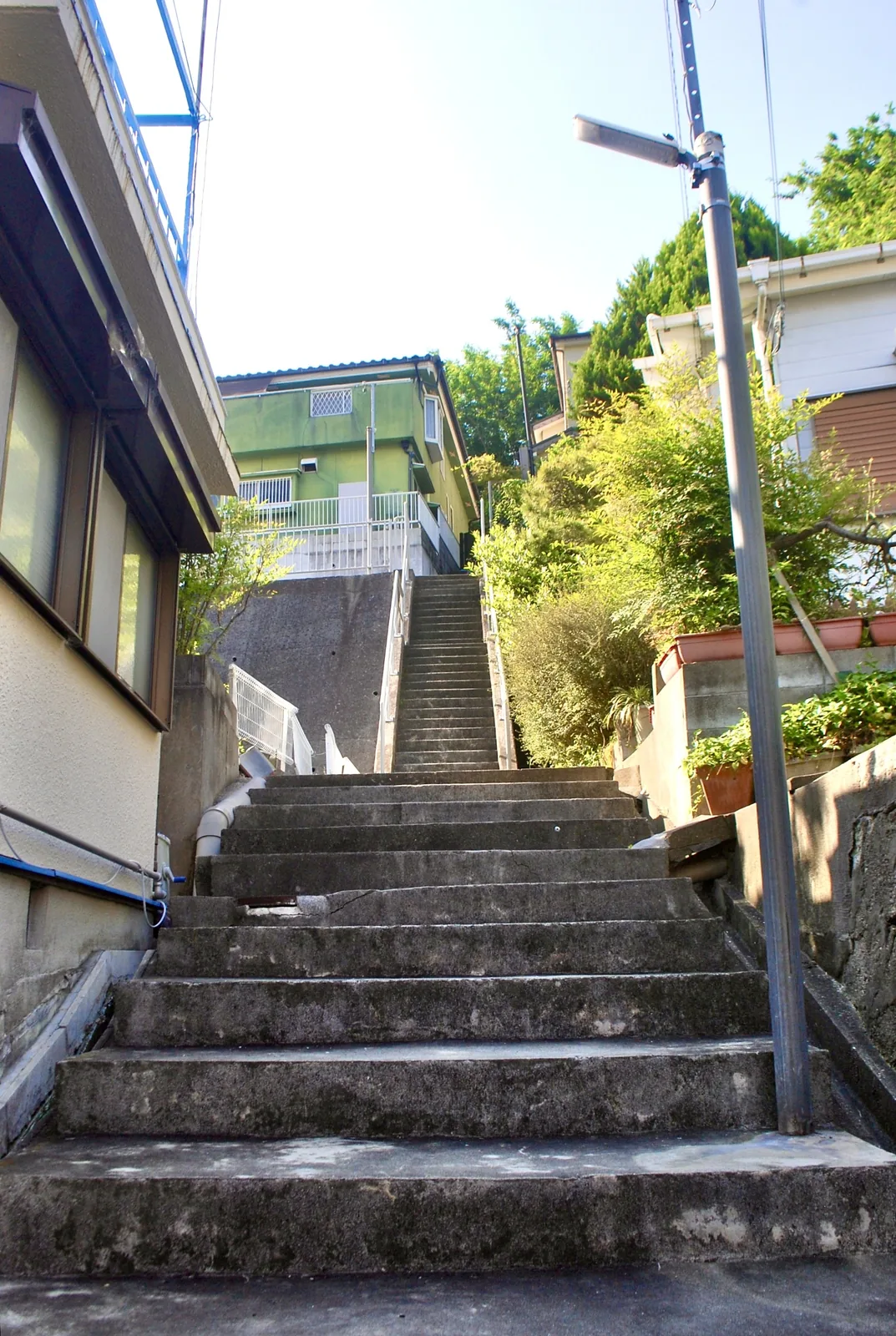 家々のあいだを、上へとまっすぐ続く石段