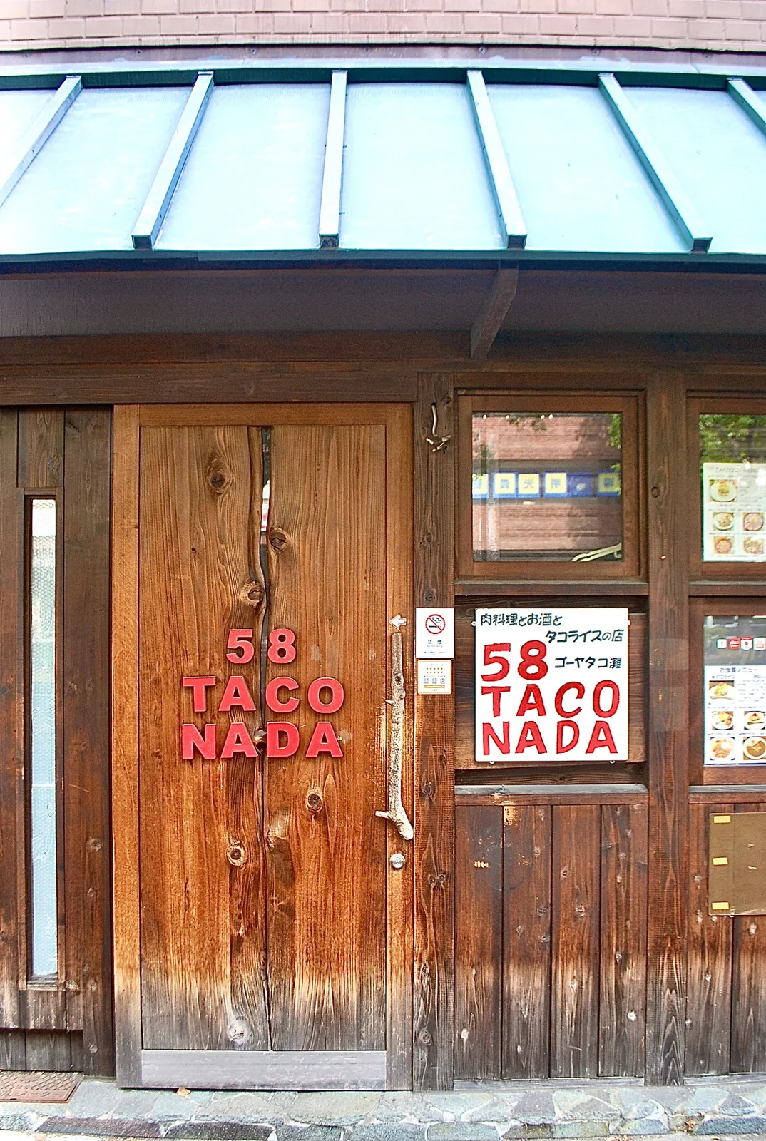 木の扉に赤い「58 TACO NADA」の文字が並ぶ店先