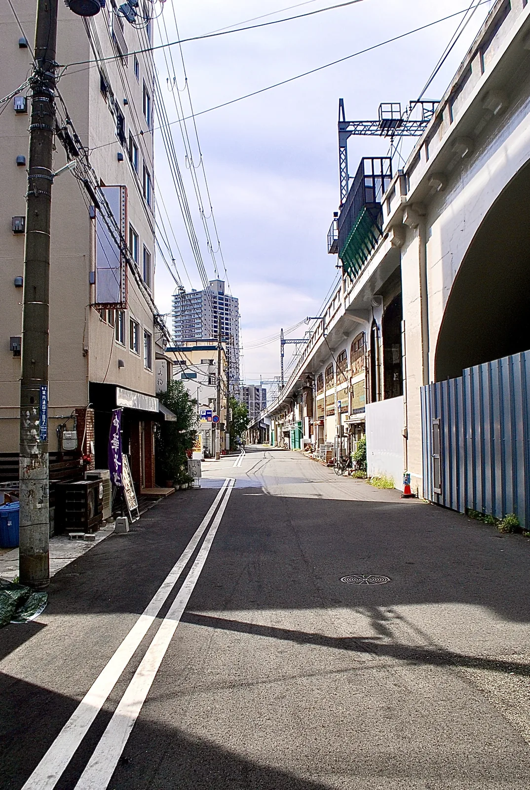 JR の高架に沿って、まっすぐ続く道