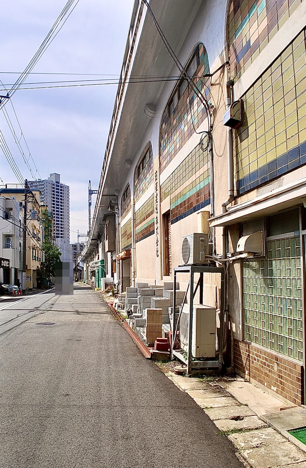色とりどりのタイルの建物と、高架沿いに続く道