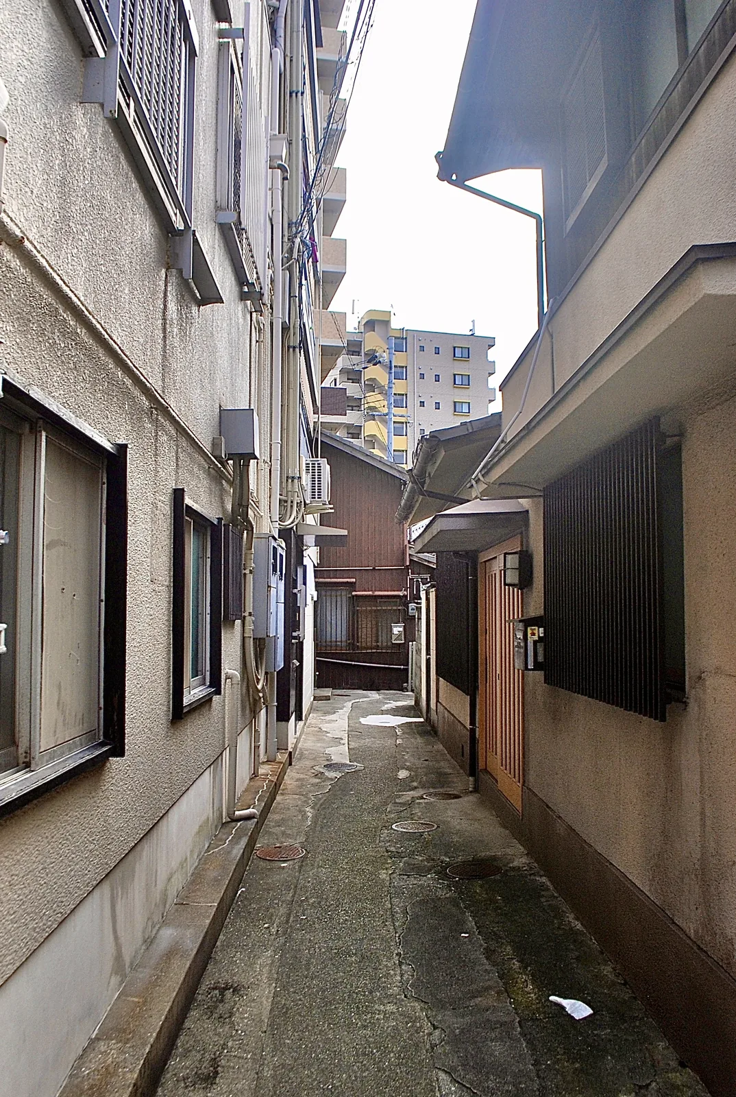 古い建物の壁に挟まれ、奥へ続く細い路地