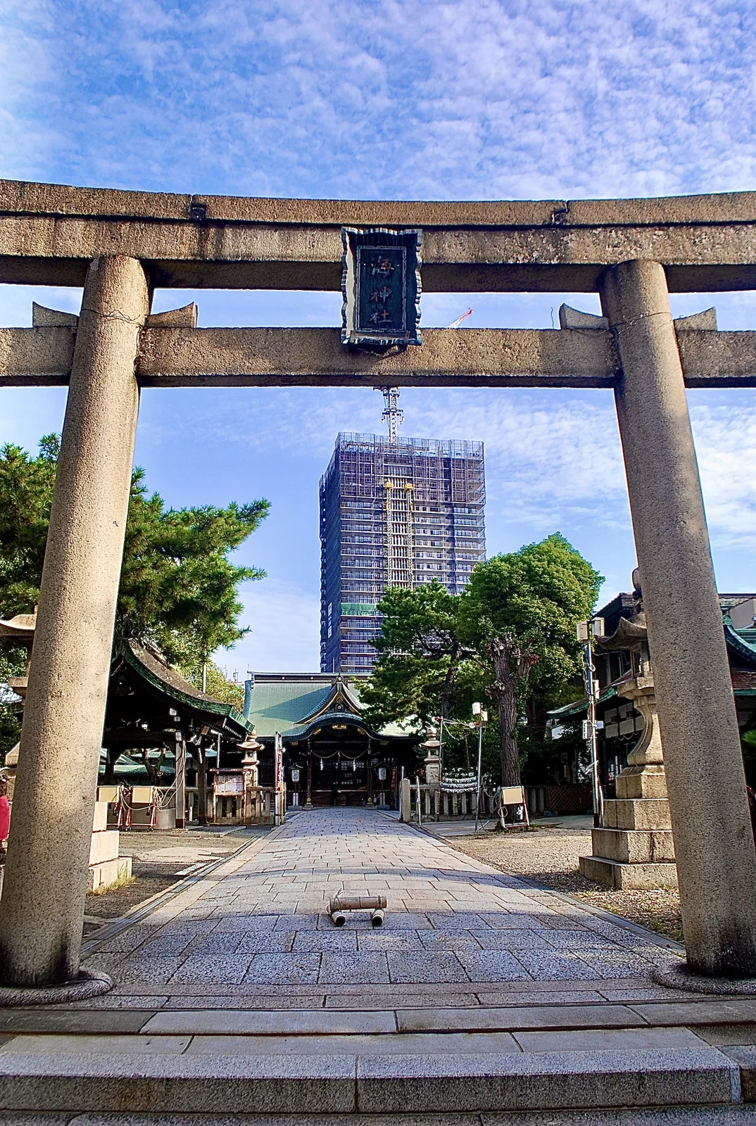 大きな石の鳥居の奥に、広い参道と社殿が見える海神社