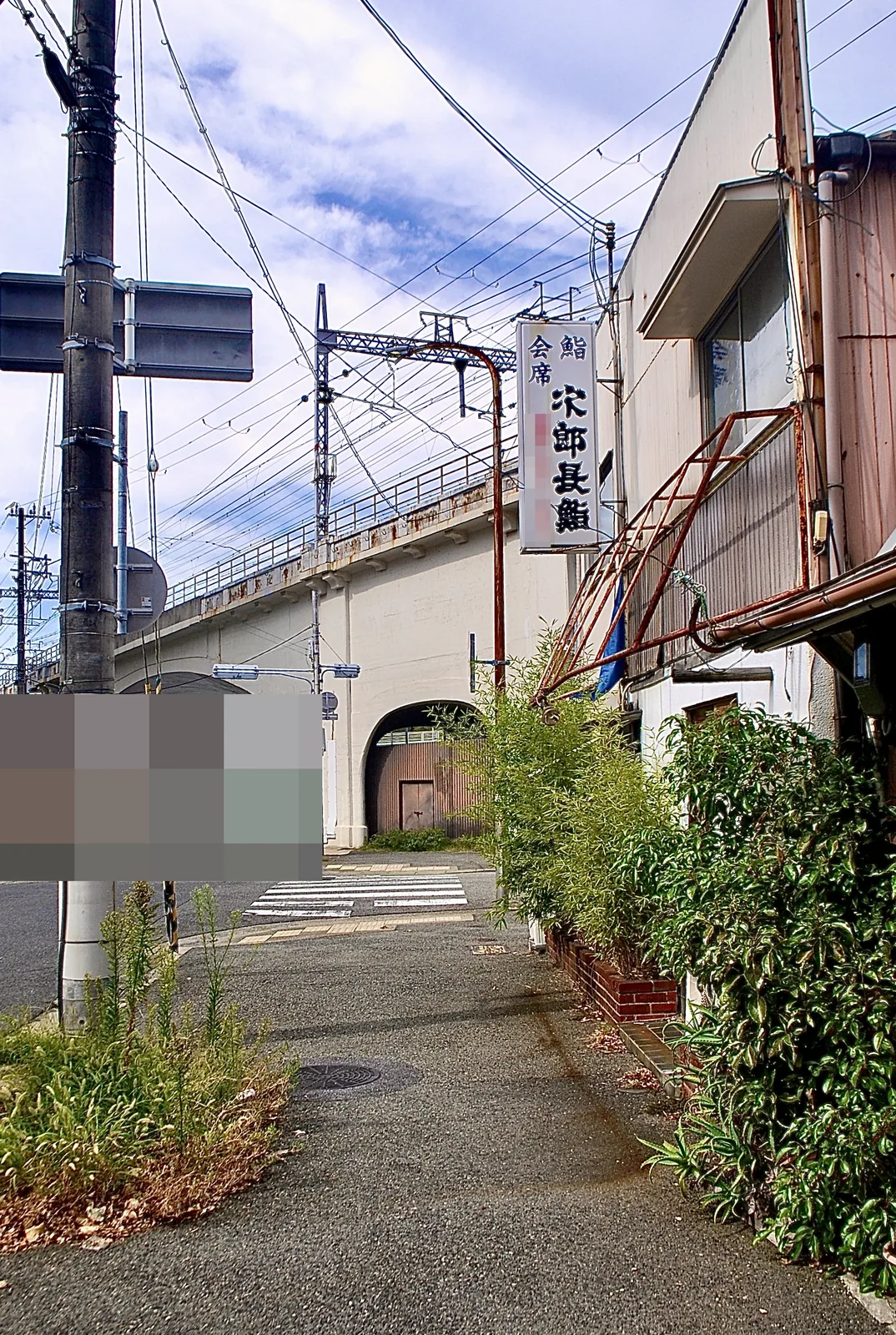 鉄道の高架とアーチが見える、灘駅近くの交差点