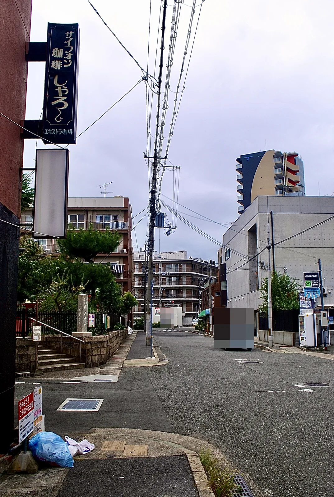 石碑と鳥居のある角から見る、交差点の風景