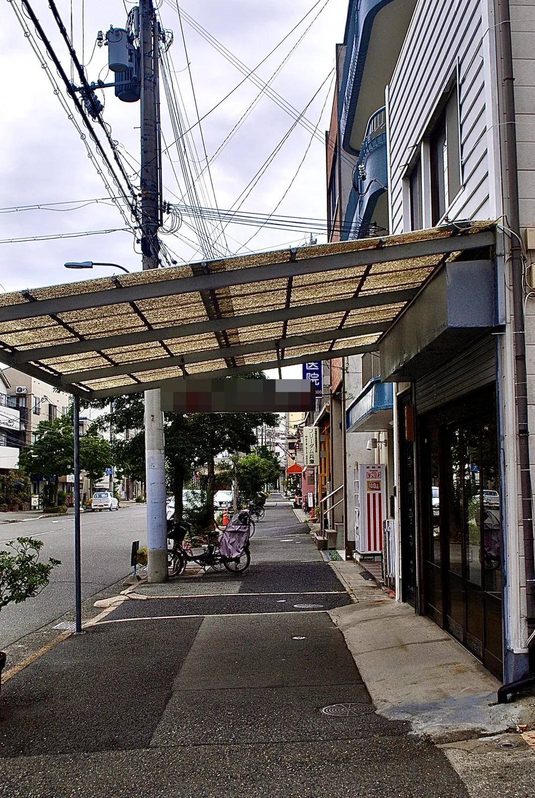 「福市商店」の看板がかかる、屋根つきの通り