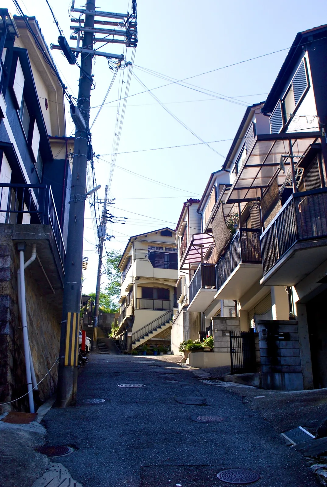 電柱と家々のあいだを、奥へ続く路地