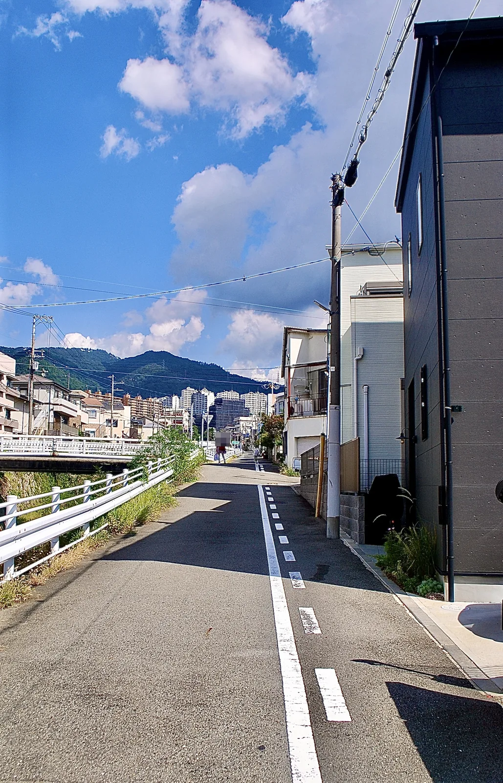 川沿いにのびる自転車道と、奥に連なる山並み