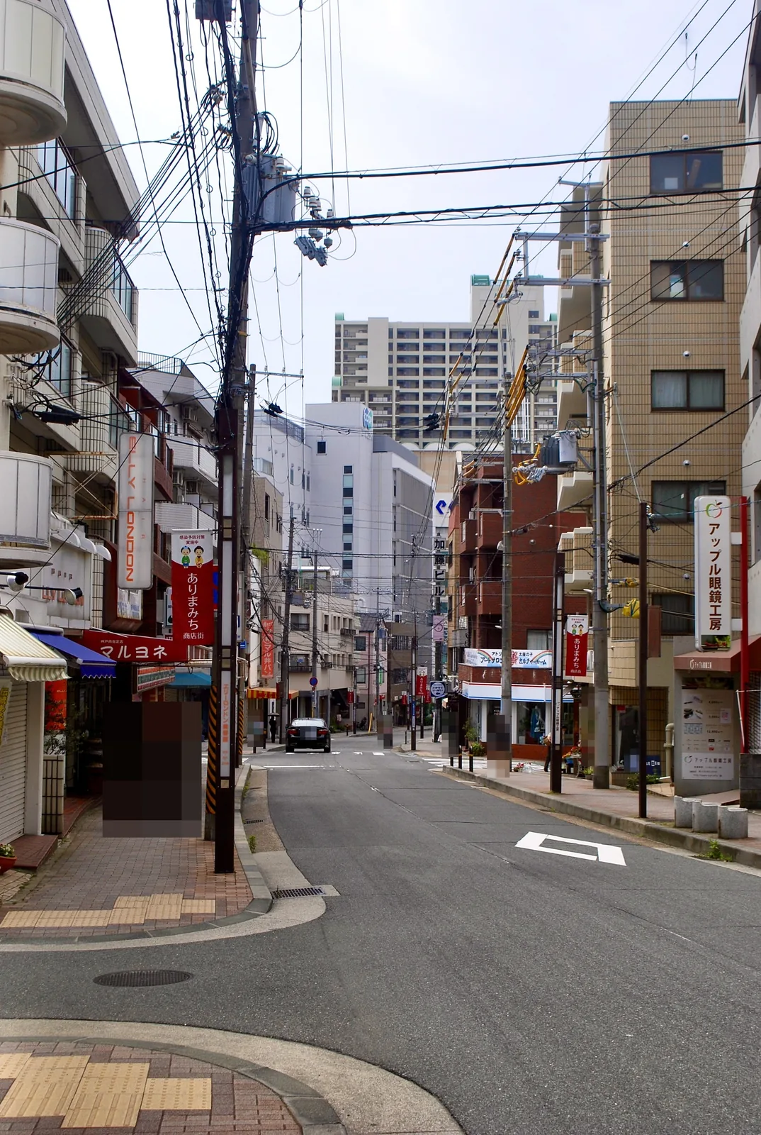 「ありまみち」の旗が並び、店の看板が続く駅前の商店街の通り